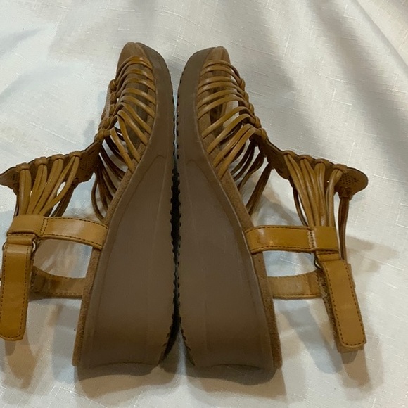 Bare Trap wedge Sandle, size 7M, tan - Picture 4 of 4
